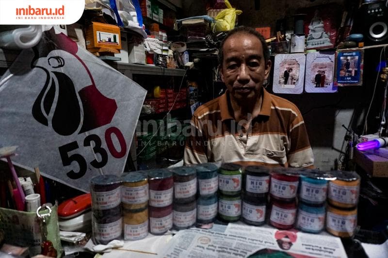 Mulyono sang pemilik Toko Maganol beserta produk bikinannya. (Inibaru.id. Audrian F)<br>