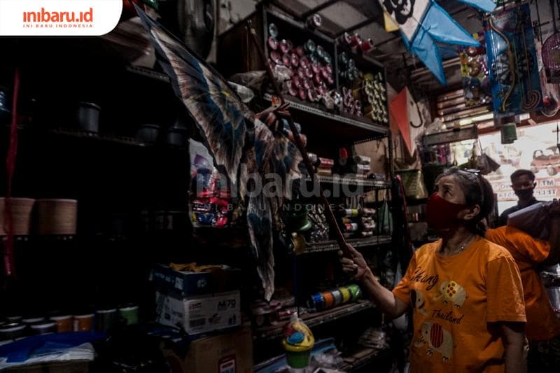 Fanny, istri dari Mulyono yang juga membantu melayani pelanggan. (Inibaru.id/ Audrian F)<br>