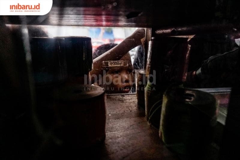 Soerang anak sedang memilih benang layang-layang. (Inibaru.id/ Audrian F)<br>