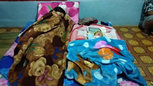 Heni Nuraeni bersama bayi laki-lakinya. (Istimewa)<br>