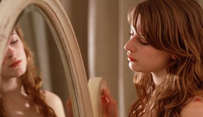 Ilustrasi: Bercermin berkali-kali bisa menjadi pertanda buruk. (Gettyimages)