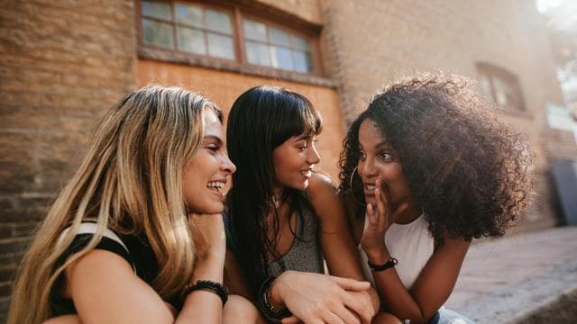 Bergosip dalam hal positif dapat memepererat tali persahabatan. (Stock.adobe)