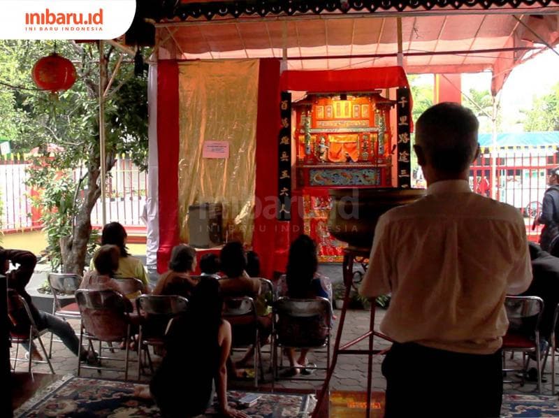 Penonton menikmati pertunjukan Wayang Potehi di Kelenteng Cahaya Sakti Kong Ling Bio. (Inibaru.id/ Issahani) <br>