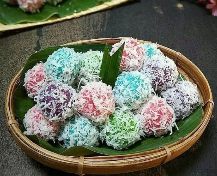 Nggak hanya berwarna hijau, sekarang klepon juga warna-warni. (Pinterest)