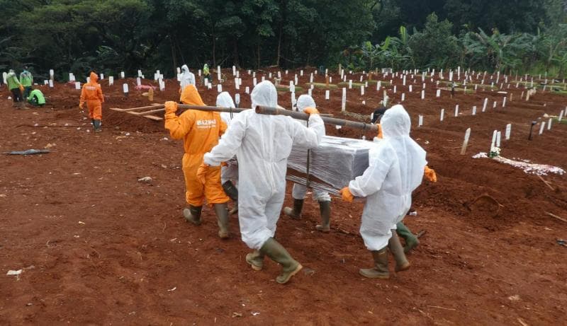 Ilustrasi: Proses pemakaman jenazah Covid-19. (AFP/Bay Ismoyo)<br>