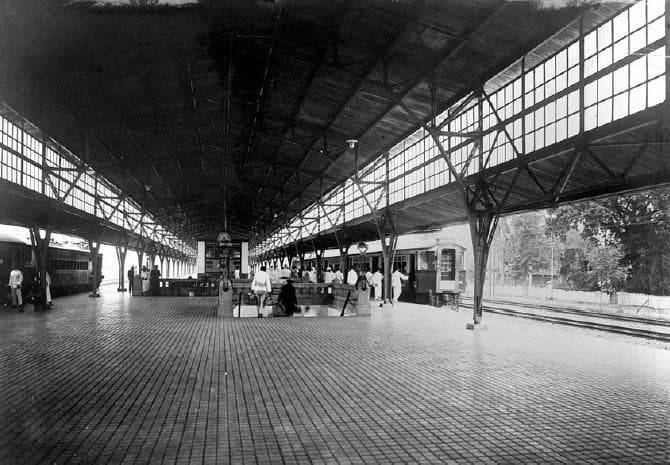 Terowongan bawah tanah di Stasiun Pasar Senen, nampak pelanggan hendak naik kereta rel listrik (Kitlv)