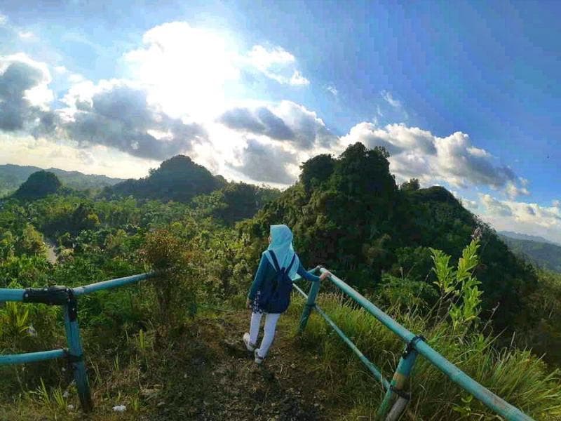 Pengunjung menikmati pemandangan dari atas Gunung Lanang. (Instagram/ery_nofita_susanti)<br>