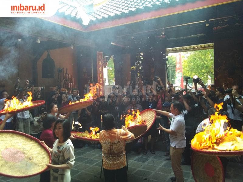 Mengantar Dewa-Dewa di Tay Kak Sie Pecinan Naik ke Kayangan 