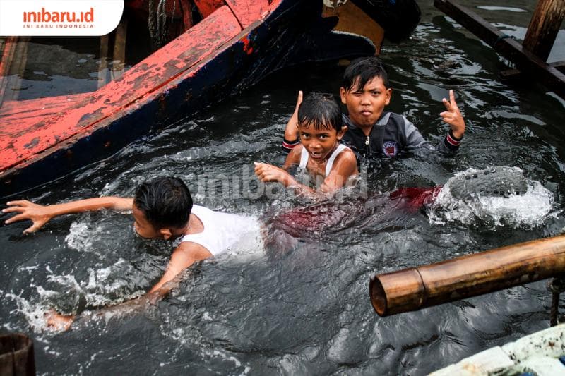 Memang sensasi mandi di sungai nggak ada duanya. (Inibaru.id/ Audriaan F)<br>