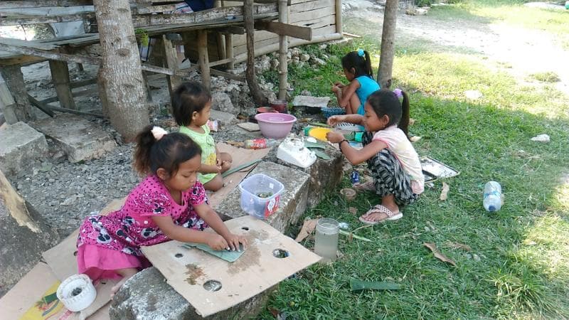 Biasanya sih anak perempuan yang demen main ini. Tapi ada juga kok anak laki-laki yang ikutan. (Boombastis)
