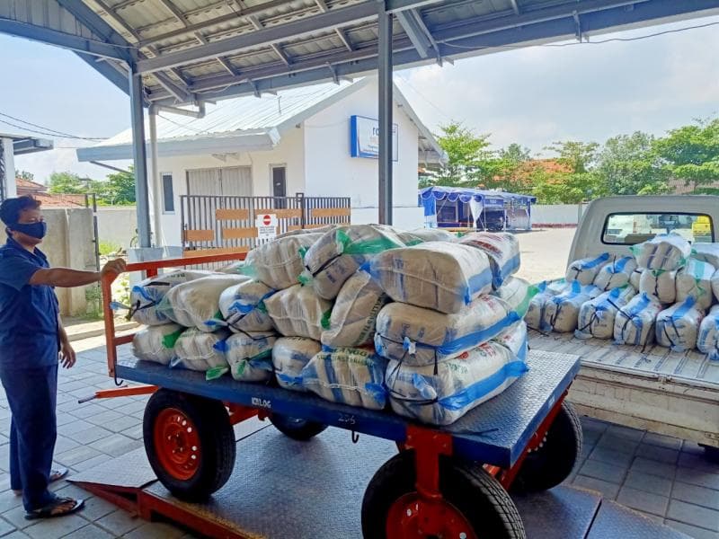 Angkutan beras sebanyak 1,5 ton menggunakan layanan Rail Express PT KAI yang dikirim dari Semarang ke Jakarta. (PT KAI)