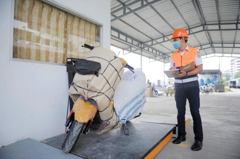 Petugas memeriksa motor yang akan diangkut di Stasiun Jakarta. (PT KAI)&nbsp;