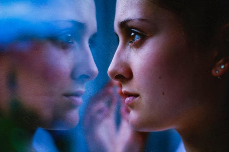 Bergosip bisa membuat kita bercermin pada diri sendiri, lo. (Medium)