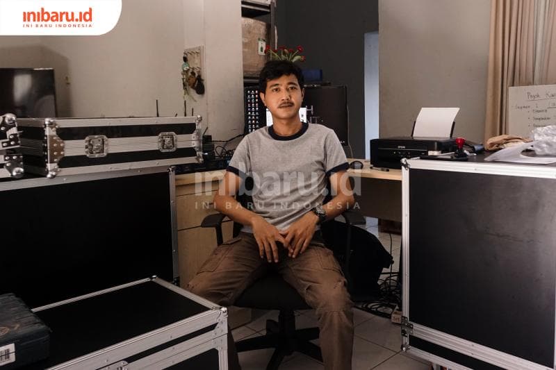 Rizal Saputra, di antara barang-barang pendukung acara di kantor Cah Event Indonesia. (Inibaru.id/ Audrian F)<br>