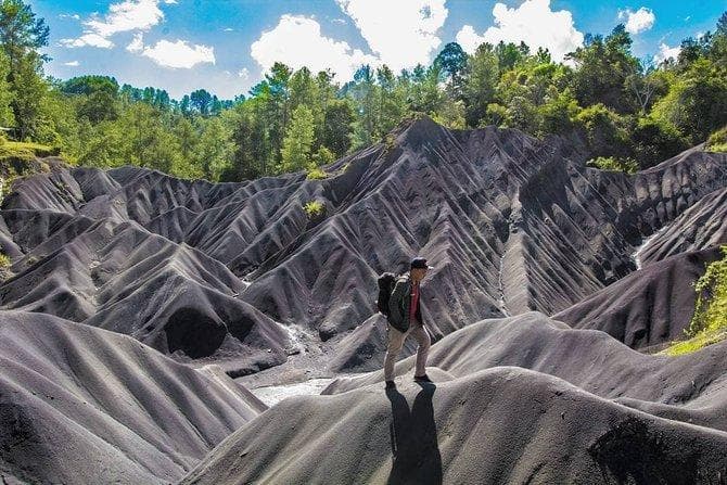 Di Gumuk Pasir Sumalu konturnya lebih berbukit-bukit. (Instagram/arifin_wongso)