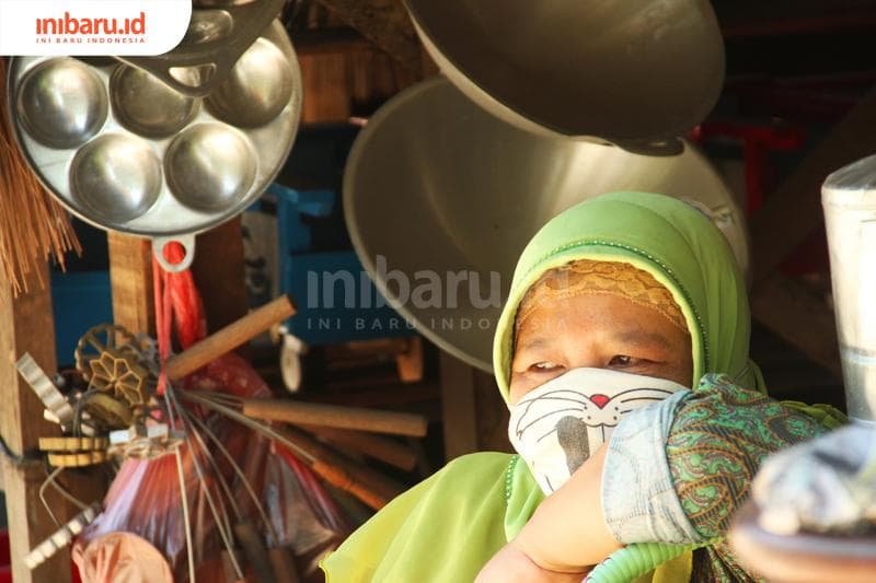 Siti Sahiroh resah menunggu datangnya pelanggan. (Inibaru.id/ Zulfa Anisah)