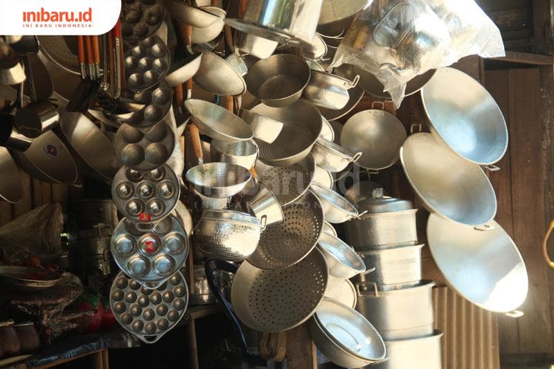 Berbagai peranti masak yang dijual di pasar wajan. (Inibaru.id/ Zulfa Anisah)