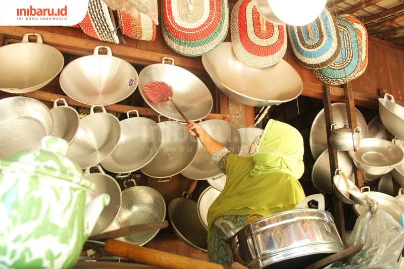 Lebih sering bersih-bersih ketimbang menjual dagangan. (Inibaru.id/ Zulfa Anisah)