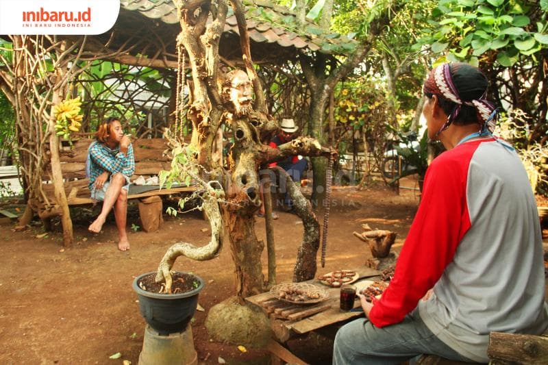 Bercengkrama sambil menikmati hidangan ndeso. (Inibaru.id/ Zulfa Anisah)