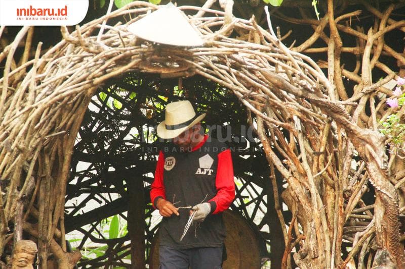 Lihat tumpukan ranting-ranting pohon itu! (Inibaru.id/ Zulfa Anisah)