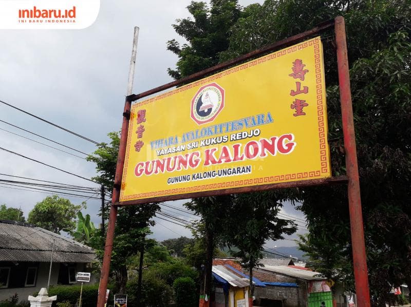 O ya,&nbsp; Vihara Avalokitesvara Sri Kukus Redjo Gunung Kalong lebih terkenal dengan sebutan Vihara Gunung Kalong. (Inibaru.id/ Dyana Ulfach)