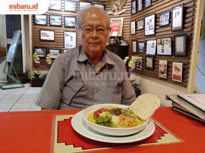 Jongkie Tio di restorannya. (Inibaru.id/ Zulfa Anisah)