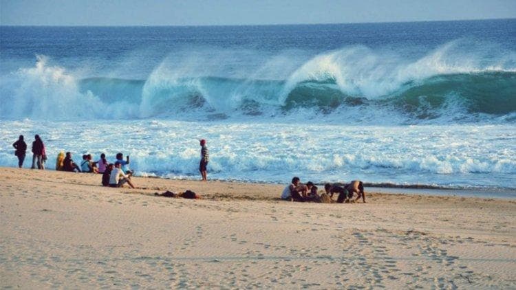 Ilustrasi: Ombak besar Laut Selatan. (Goesholiday)