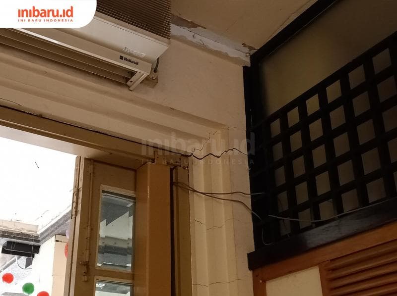 Keretakan di sudut restoran. (Inibaru.id/ Zulfa Anisah)