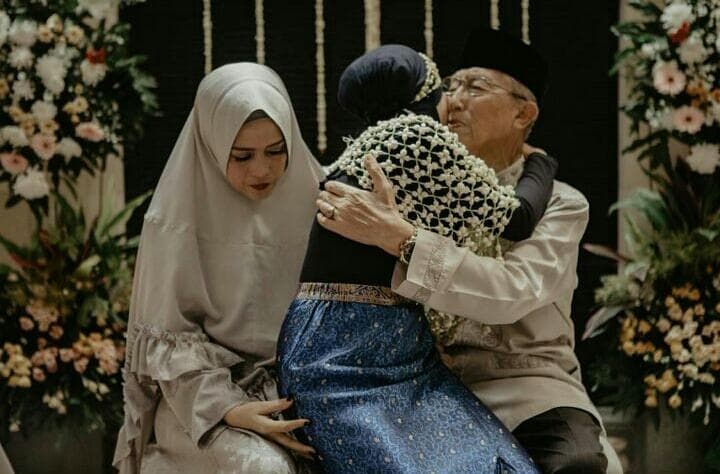 Ilustrasi: Dipangkon dalam siraman adat Sunda. (Bella Futriani)