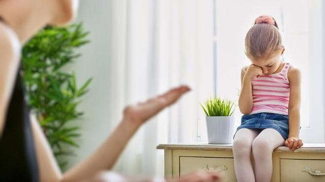 Ajak anak bicara, bukan memarahinya. (Pixta.jp)