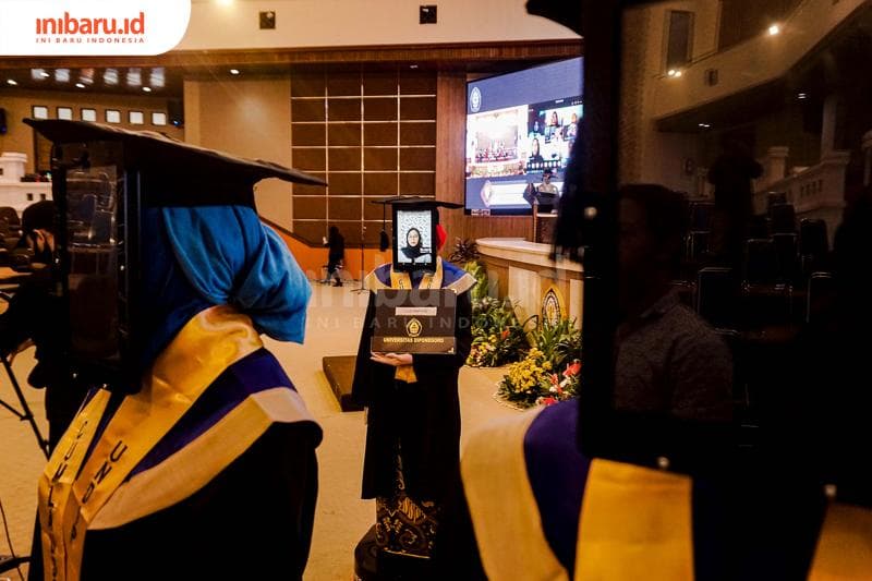 Robot dengan dandanan laiknya wisudawan menjadi pengganti mahasiswa yang lulus di dari Undip selama masa pandemi corona. (Inibaru.id/ Audrian F)<br>