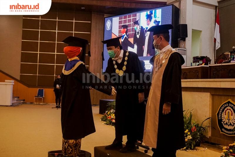 Bersalaman dengan rektor. (Inibaru.id/ Audrian F)<br>