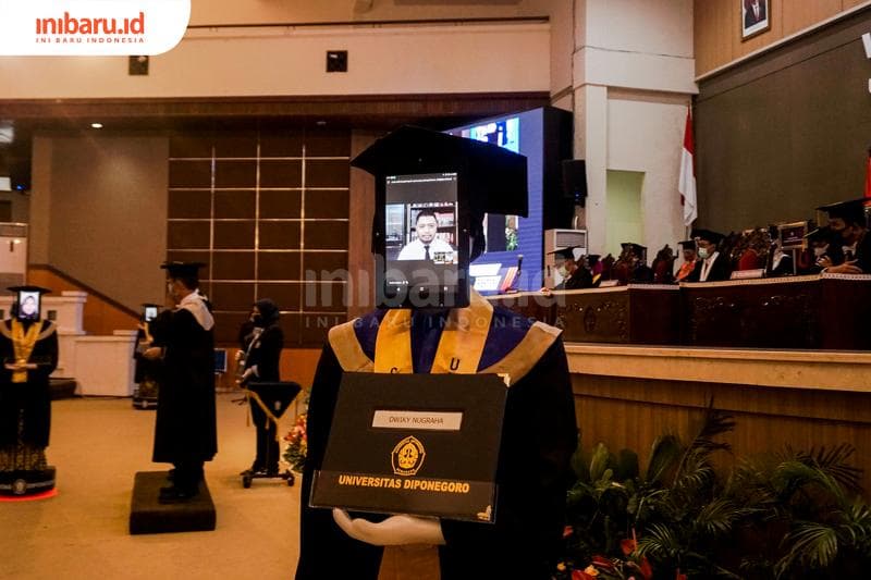 Robot wisuda di Universitas Diponegoro. (Inibaru.id/ Audrian F)<br>