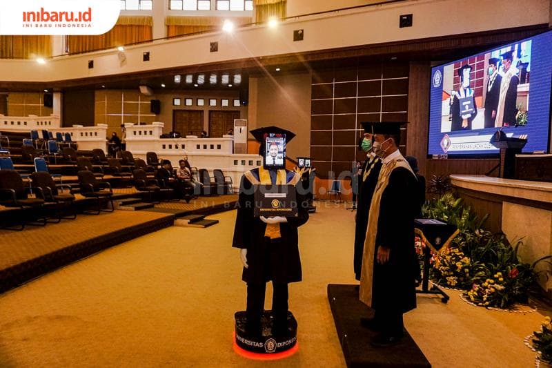 Disalami oleh Rektor dan wakil rektor. (Inibaru.id/ Audrian F)<br>