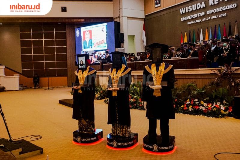 Robot berpose di depan para dekan di Undip. (Inibaru.id/ Audrian F)<br>