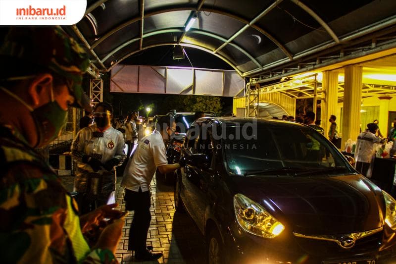 Sebelum masuk dicek protokol kesehatan. (Inibaru.id/ Audrian F)<br>