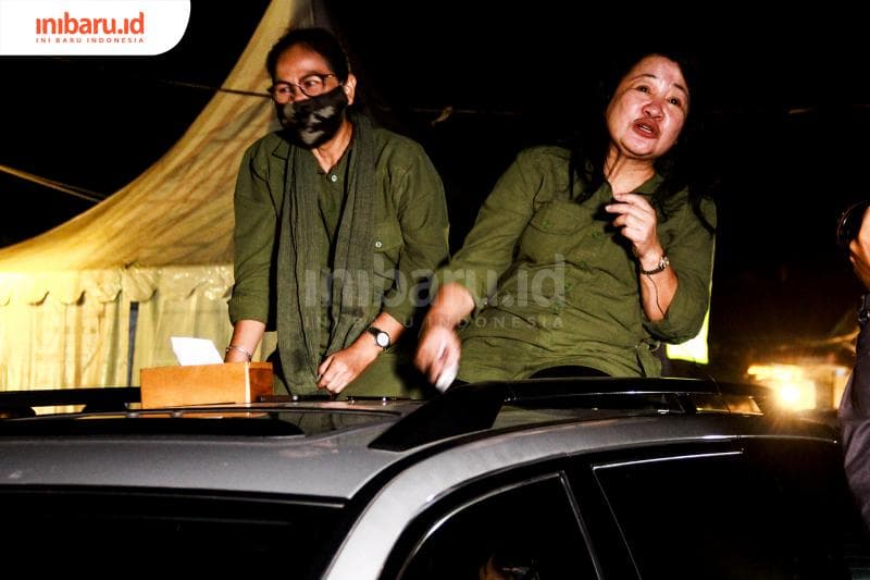 Benita (kanan) penonton paling heboh pada konser drive-in. (Inibaru.id/ Audrian F)<br>