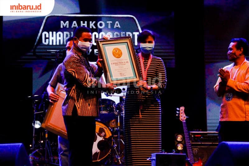 Penghargaan bagi Kota Semarang diterima oleh Kepala Dinas Kebudayaan dan Pariwisata (Disbudpar), Iin Indriyasari. (Inibaru.id/ Audrian F) 