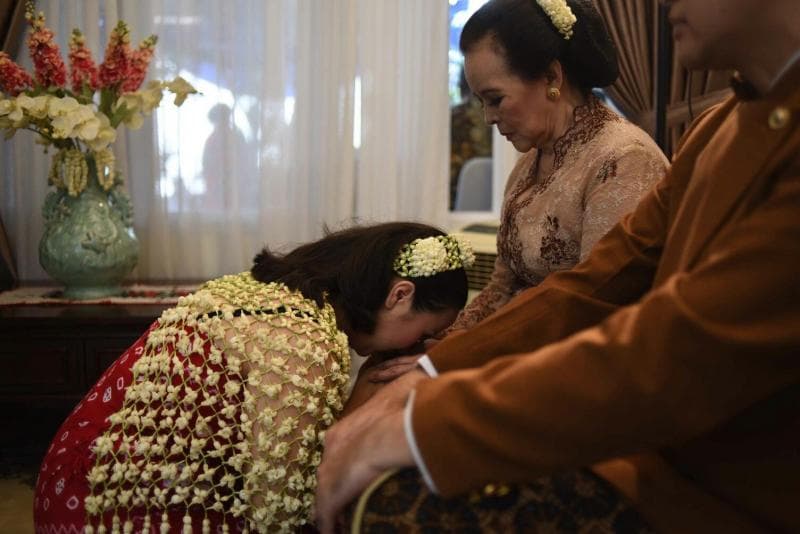 Ilustrasi: Sungkeman menjelang siraman. (Pinterest)&nbsp;