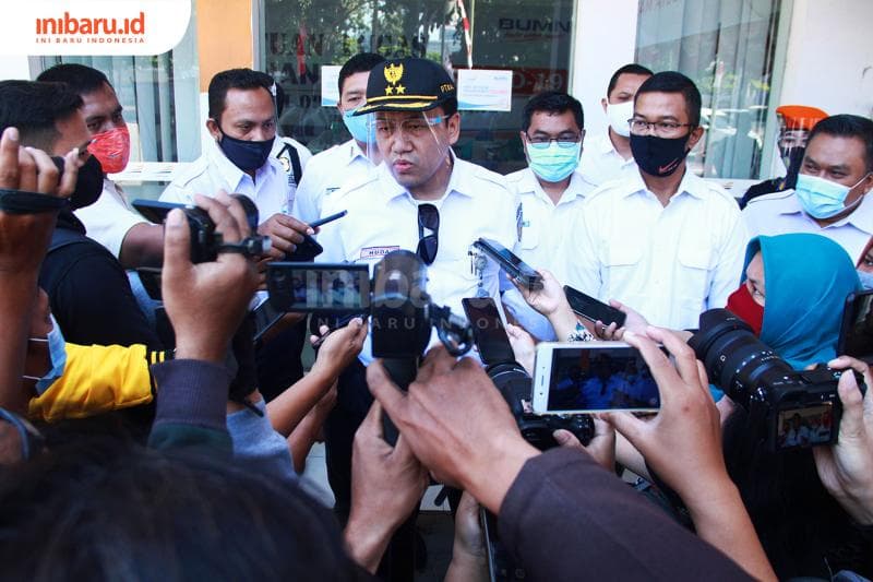 Executive Vice President (EVP) PT KAI Daop 4 Semarang Mohamad Nurul Huda Dwi Santoso mengenalkan rapid test di Stasiun Tawang. (Inibaru.id/ Audrian F)<br>
