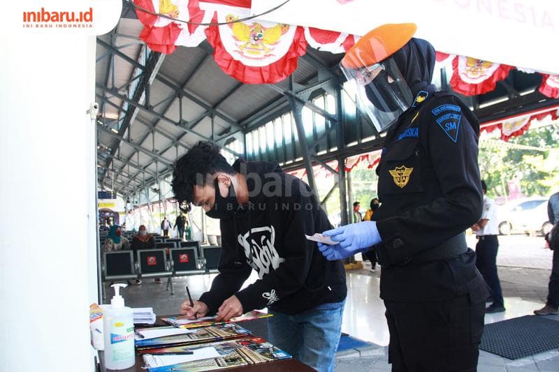 Sebelum rapid test mengisi biodata terlebih dahulu. (Inibaru.id/ Triawanda Tirta Aditya)<br>