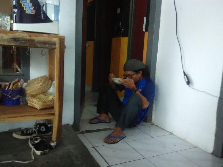 Ilustrasi - Makan di depan pintu atau di depan rumah bisa menghalangi rezeki dan jodoh. (Hipwee)