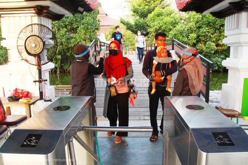 Pengunjung disediakan transaksi non tunai dan akan dicek suhu tubuhnya sebelum masuk keGrand Maerokoco.<br>