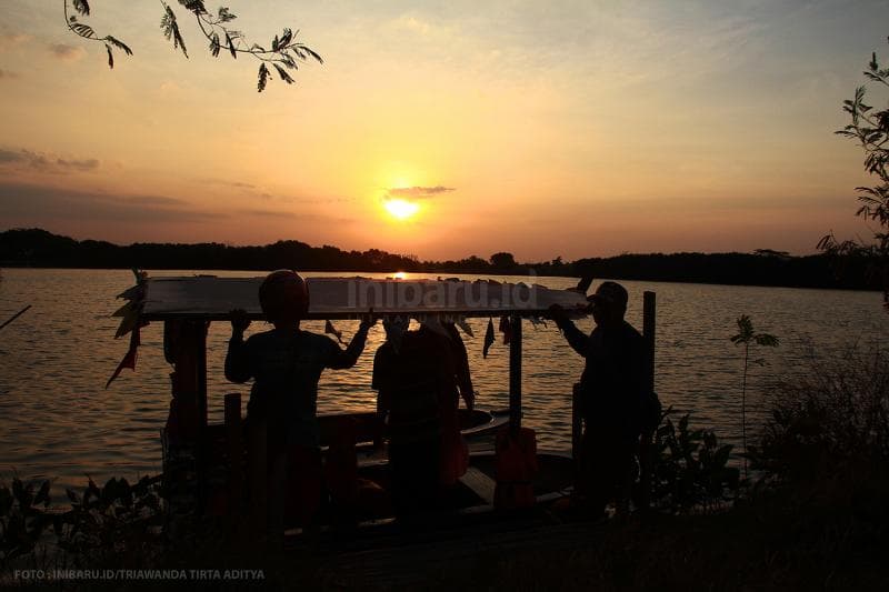 Spot foto sunrise bisa kamu nikmati sambil naik perahu kecil.<br>