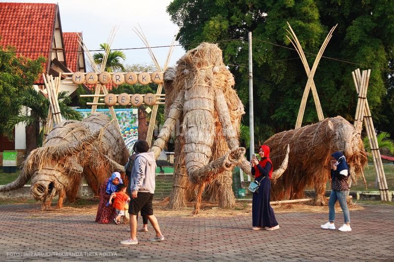 Nggak perlu takut dengan hewan purba, karena ini hanya miniatur yang dibuat dari kayu.<br>