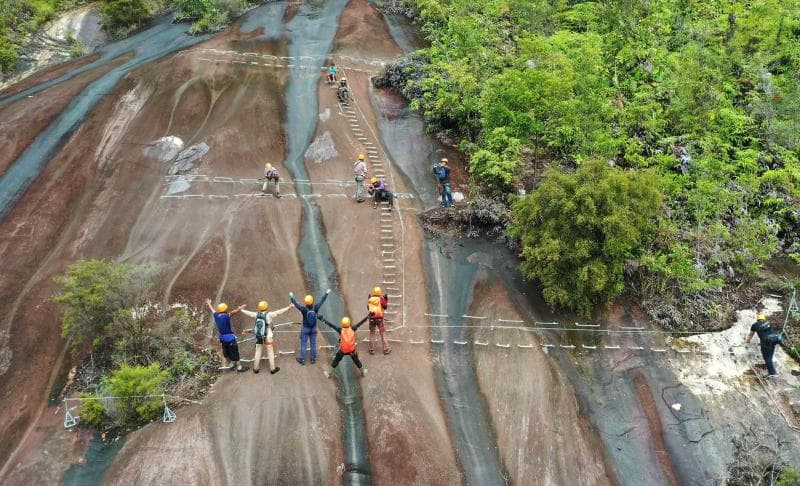 Nggak perlu takut, untuk mencapai puncak, kamu bisa naik tangga yang ada sisi Bukit Kelam. (Reportasenews)