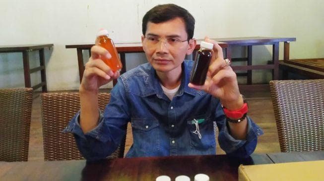 Hadi Pranoto saat menunjukkan ramuan herbal racikannya yang disebut untuk pengobatan Covid-19. [Istimewa]