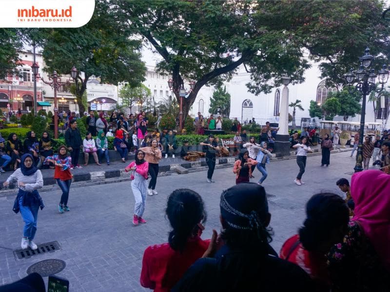 Flash mob yang menarik perhatian pengunjung. (Inibaru.id/ Audrian F)<br>