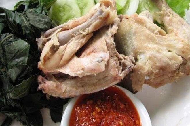 Ilustrasi: Menurut resep, ayam pop direndam dulu dengan air kelapa. (Saribundo)