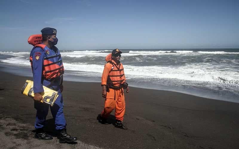 Ombak di Pantai Goa Cemara sedang cukup besar. (Bisnis/Abdullah Azam)<br>